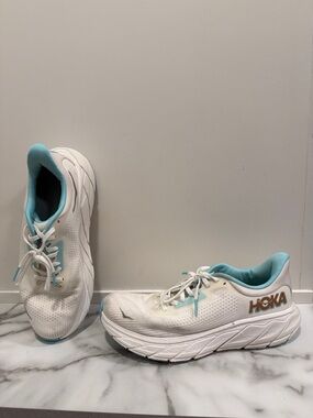 Hoka Arahi 7 in the "Frost/Rose Gold" women’s size 9